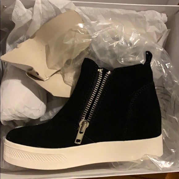 Steve Madden Wedgie Black Sued - Picture 2 of 4